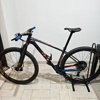 BICI MTB IN CARBONIO BH ULTIMATE RC 29" MAGURA