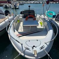 Barca a motore completamente messa a nuovo