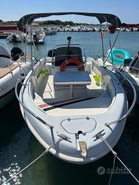 Barca a motore completamente messa a nuovo