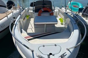 Barca a motore completamente messa a nuovo