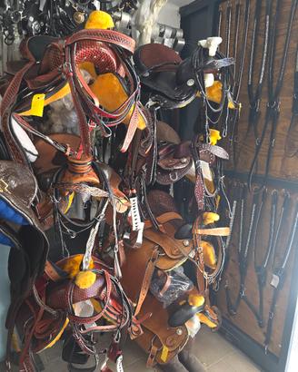 VARI MODELLI E COLORI SELLE WEST