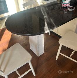 Elegante tavola da cucina in marmo nero.