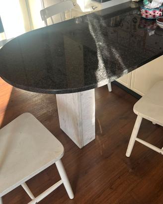 Elegante tavola da cucina in marmo nero.