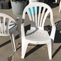 Sedie bianche da esterno