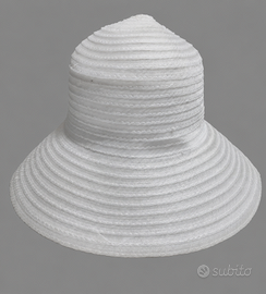 Elegante Cappello da Sole Bianco con Tesa Larga