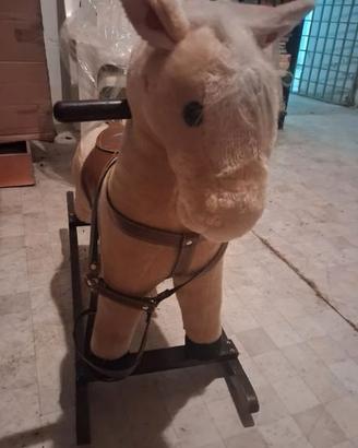 Cavallo a Dondolo legno e peluche