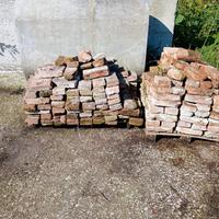 mattoni antichi e altre vecchie attrezzature 