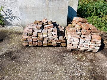 mattoni antichi e altre vecchie attrezzature 