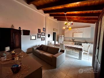 Luminoso Open Space con Soffitto in Legno