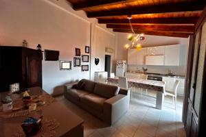 Luminoso Open Space con Soffitto in Legno