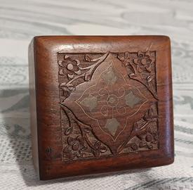 Scatola in legno intagliato. 8x8x5