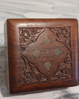 Scatola in legno intagliato. 8x8x5