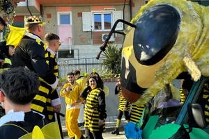 Carro di Carnevale tema ape