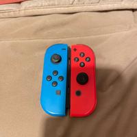 nintendo switch con Mario Kart 8 e altri accessori