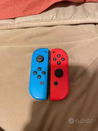 nintendo switch con Mario Kart 8 e altri accessori