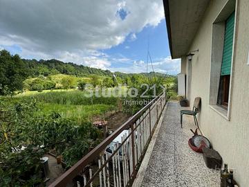 Villa di 250 m² con più di 5 locali e box auto a F