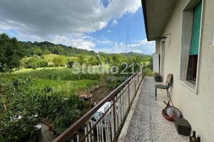 Villa di 250 m² con più di 5 locali e box auto a F