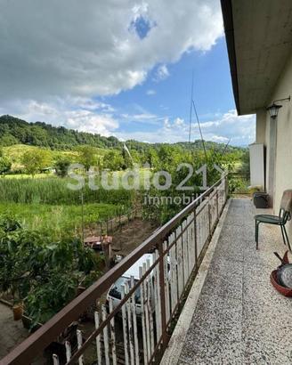 Villa di 250 m² con più di 5 locali e box auto a F