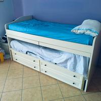 letto a castello  per bambini/ragazzi.