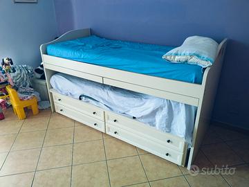 letto a castello  per bambini/ragazzi.