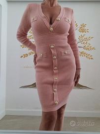 Abito in maglia con bottoni oro