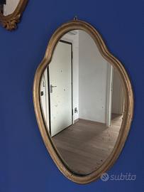 Specchio vintage in foglia d’oro