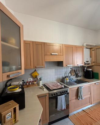 Cucina ad angolo con piano cottura e forno