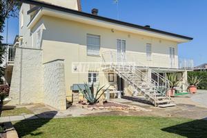 VILLA INDIPENDENTE DI PRESTIGIO CON AMPIO GIARDINO