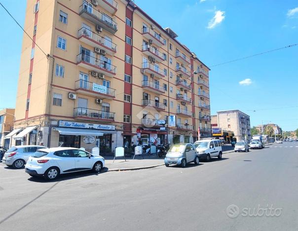 VIALE MARIO RAPISARDI:4 Vani. Zona centrale