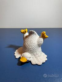 Scultura oca a zampe all'aria in ceramica