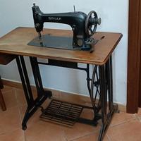 Antica macchina da cucire Singer con mobiletto