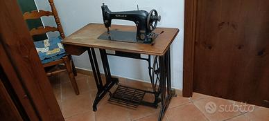 Antica macchina da cucire Singer con mobiletto