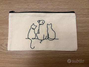 Pochette ricamata a mano