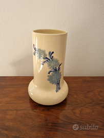 Vaso con decorazione floreale