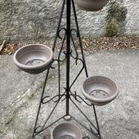 Portavasi treppiede in ferro per piante
