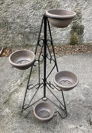 Portavasi treppiede in ferro per piante