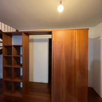 Libreria con porta scorrevole