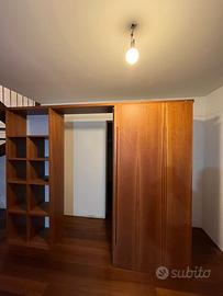 Libreria con porta scorrevole