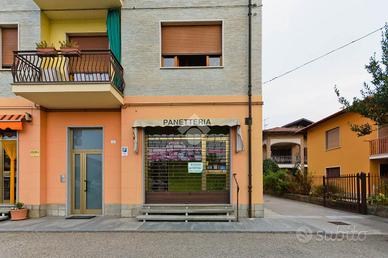 NEGOZIO A SANTA VITTORIA D'ALBA