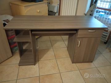 Scrivania con cassetto 
