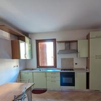 cucina con elettrodomestici 