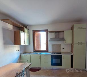 cucina con elettrodomestici 