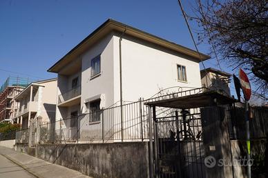 Villa con 5 camere da letto e ampio cortile