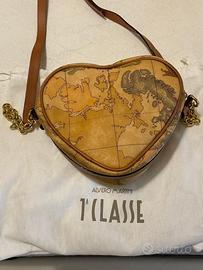 Alviero Martini tracolla.