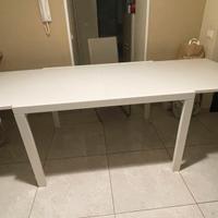 Tavolo con sedie moderne