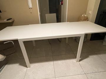 Tavolo con sedie moderne