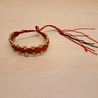 Braccialetto fatto a mano di filato e perline