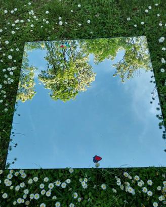 Specchio bagno 90x90 con mensola in vetro