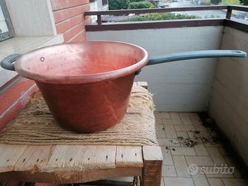 Paiolo in rame con manico in ferro
