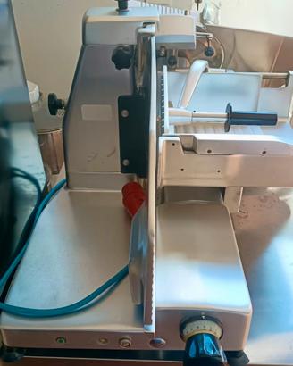 AFFETTATRICE PROFESSIONALE